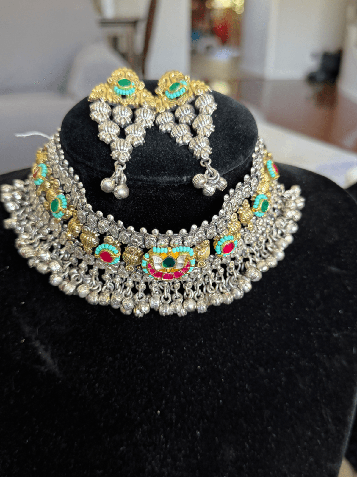 Two-tone traditional choker set